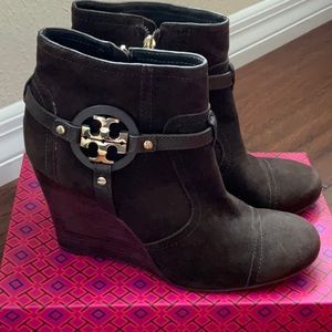 TORY BURCH Aaden Brown Sueded Gold Logo Wedge Ankle Boot Size 10.5